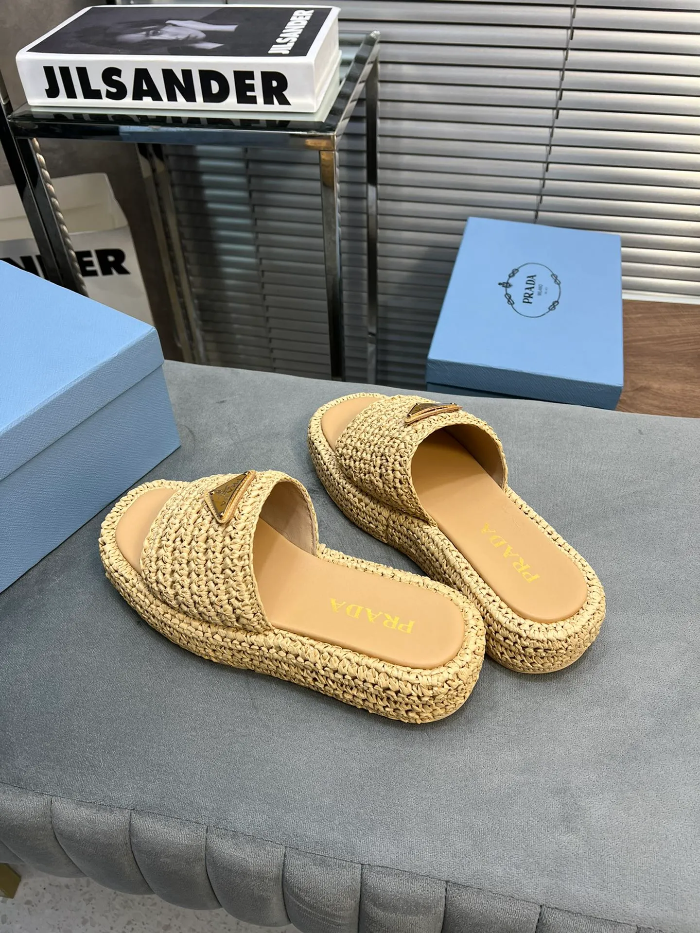 👟👟Ex-factory price 420👟👟 Prada’s new woven shoes and straw slippers! This year's popular straw series, lazy people's must-have slippers, look so good on your feet! ●Material: original uniform grass weave ●Inner padding: sheepskin lining ●Outsole: rubber outsole ●Number of yards: 35～40 (40 41 customized)
